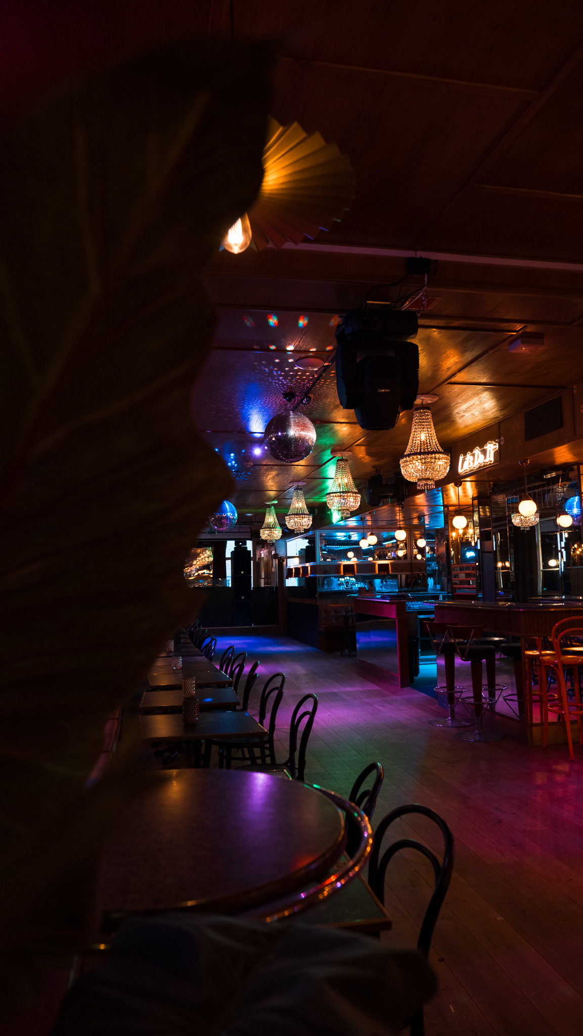 6889cc347cf5e296543a89d7_selskapslokale-riviera-oslo-diskokuler-lysekroner-kveldsstemning