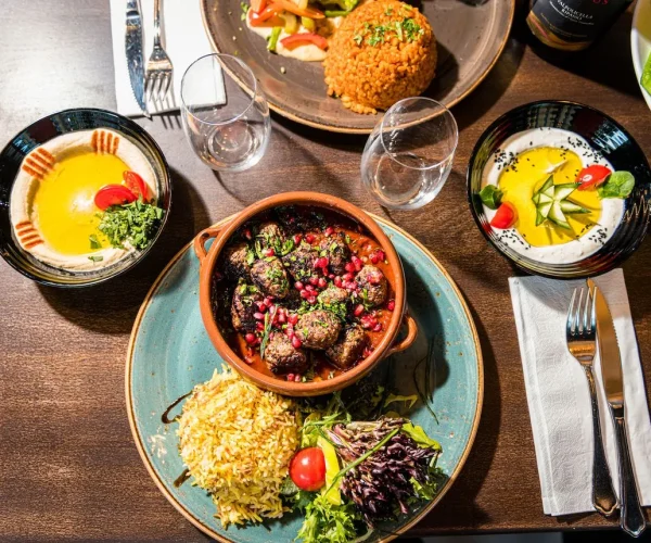 6889cc347cf5e296543a89dc_koskos-kafta-hummus-tallerkenrett